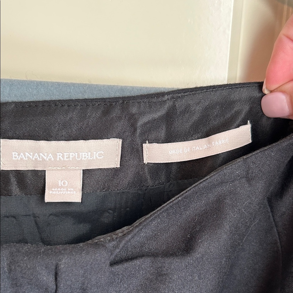 Banana Republic Black Pencil Skirt
#020 - Picture 2 of 5